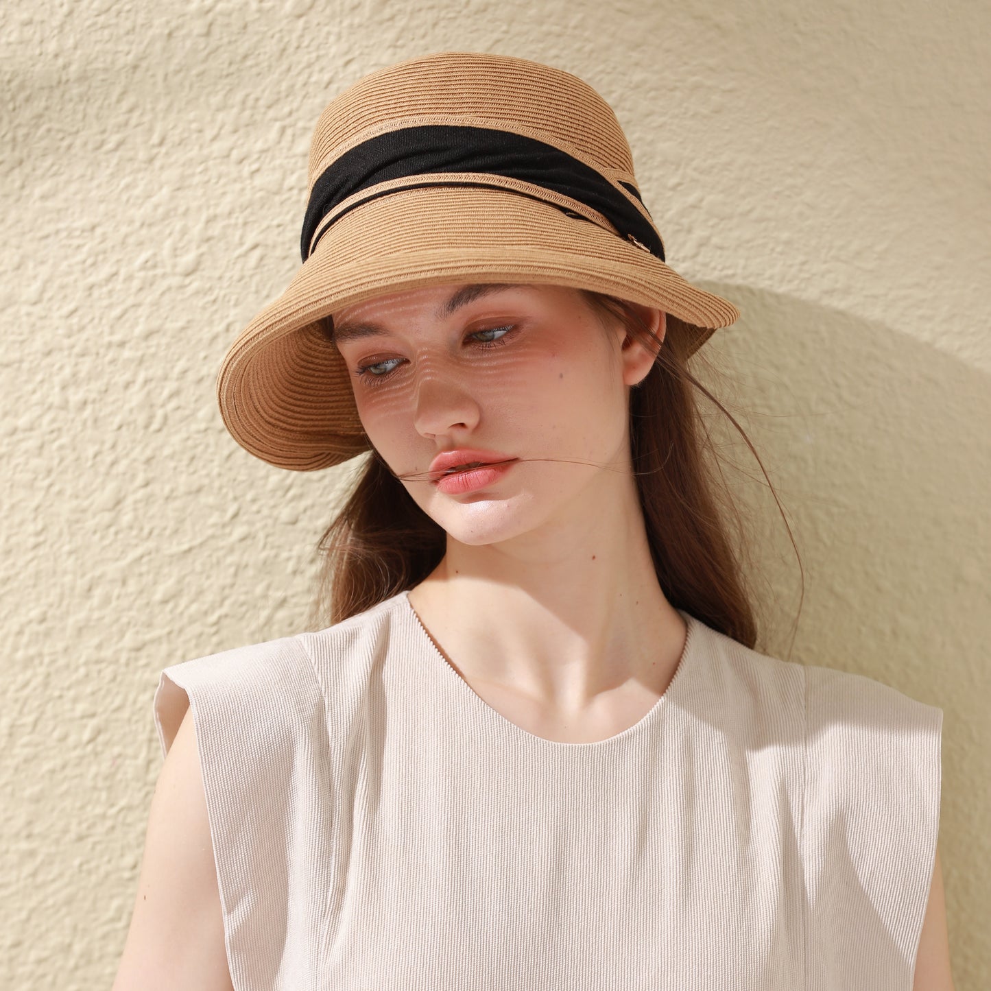 Sombrero de paja para mujer estilo elegante – Ala ancha, protección solar UPF50+, transpirable, plegable, ideal para playa, vacaciones y uso diario – Talla ajustable 56-58 cm
